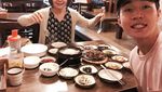 Manisnya Henry Lau Saat Masak Kalkun hingga Suapi Sang Ibu