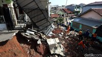 Sebuah rumah rusak akibat longsor di Perumahan Pesona Kalisari, Jakarta Timur.