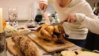 Wah, dari wajahnya sih Henry kelihatan serius banget saat masak kalkun! Mungkin ia sedang mengecek tingkat kematangannya ya hihi. Foto: Instagram henryl89
