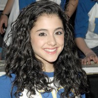 Ariana Grande mengawali karier sebagai bintang broadway dan Nickelodeon. Saat tampil di acara red carpet pertamanya pada Oktober 2008, wanita yang ketika itu berusia 15 tahun tampil lugu dengan kaus dan rambut keriting. (Foto: Getty Images)