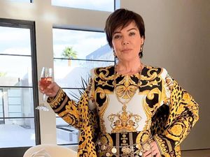 Pakai Versace Head to Toe, Gaya Kris Jenner Ini Mencapai Rp 100 Jutaan