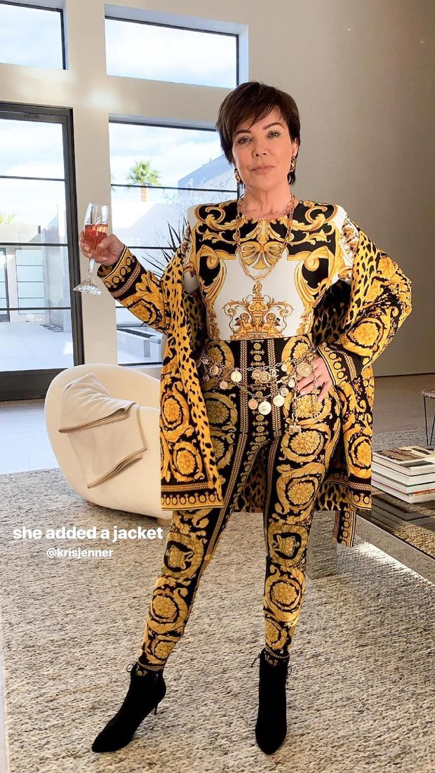 Pakai Versace Head to Toe, Gaya Kris Jenner Ini Mencapai 