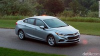 Nah ini dia mobil Chevrolet Cruze yang sempat masuk ke Indonesia, namun dihentikan penjualannya beberapa tahun lalu. Di Amerika mobil juga bernasib sama. Selama Januari - September penjualannya turun 26,5 persen menjadi 109.662 unit. Foto: General Motors/CNN