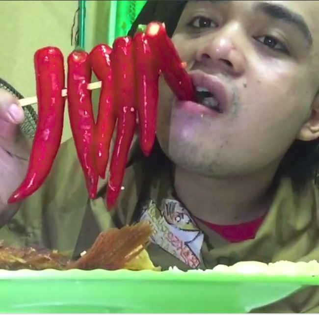 Bikin Ngakak! 5 Instagramer Ini Punya Gaya Makan Kocak Banget