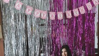 Rayakan ulang tahun, Atries dapat kejutan manis dari orang-orang spesial. Ada dua cake bernuansa putih, dan bunga mawar yang membuat hari pergantian usianya sekamin meriah. Foto: Instagram @atriesangel