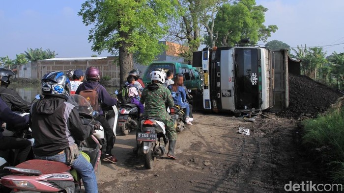 Truk Terperosok, Jalan Rancaekek-Majalaya Macet