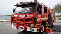 Traveler yang ikut Fire Truck Tours, akan diajak naik mobil pemadam kebakaran ini, melewati jalan di pinggir pantai daerah Surfer Paradise, Gold Coast (Melisa/detikTravel)