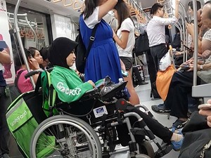 Foto Viral Wanita Berkursi Roda Antar Pesanan GrabFood, Bikin Netizen Salut