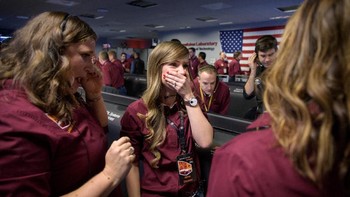 Ada kru yang sampai terlihat menangis terharu. Foto: Reuters
