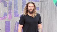 Jason Momoa memang jarang tampil formal di acara-acara premier filmnya. Chris Jackson/Getty Images