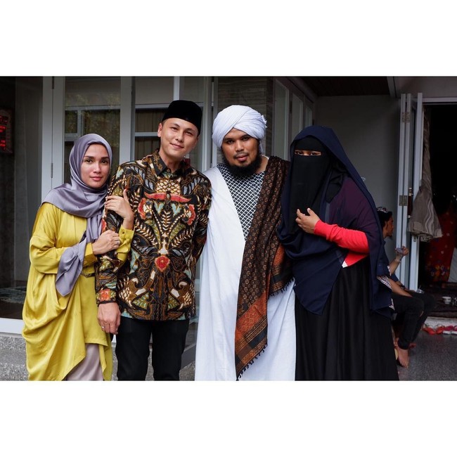 Ussy Sulistiawaty rutin mengadakan kajian di rumahnya. Ia beberapa kali tampil memakai jilbab bahkan pernah belajar memakai cadar hingga menggemparkan netizen. Foto: Instagram Sulistiawaty 