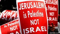 Mereka pada intinya memprotes wacana pemindahan Kedubes Australia di Israel ke Yerusalem.