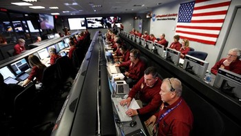 Para kru terus memastikan sang robot dapat berfungsi dengan baik. Foto: Reuters