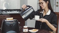 Sarapan di pagi hari, Atries kerap membuat roti panggang dengan selai cokelat serta secangkir kopi hangat. Foto: Instagram @atriesangel