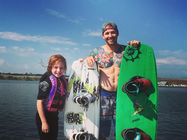 Lihat nih kebersamaan mereka sebelum melakukan wakeboarding. (charliedkeller/Instagram)