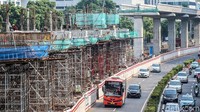 Sebagian bentangan panjang jalur LRT di jalan Rasuna Said juga tampak telah terpasang. Sementara sebagian lagi masih dalam tahap pembangunan tiang pancang.