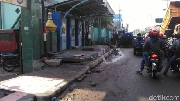 Pembangunan trotoar dikeluhkan warga/