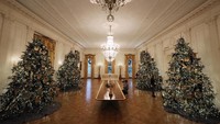 Gedung Putih AS berhias menyambut perayaan Natal. Sejumlah pohon natal dengan ornamen khasnya mulai memenuhi setiap sudut ruang di istana kepresidenan Presiden Amerika itu.