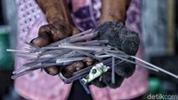 Bahkan Greenpeace meminta kepada perusahaan-perusahaan seperti Nestle, Unilever, Coca-Cola dan Pepsi untuk melakukan beberapa langkah konkret mengurangi plastik. Pertama Menentukan target yang ambisius dan bertanggung jawab untuk mengurangi plastik sekali pakai.
