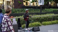 Traveler bisa belanja sepuasnya ketika mengunjungi Orchard Road. Tak hanya itu, traveler bisa melihat seniman yang menjadikan pedestriannya sebagai panggung (Masaul/detikTravel)