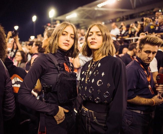 Sama dan Haya sudah aktif di pekan mode internasional sejak berusia 15 tahun. Mereka pun mulai dikenal sejak muncul di acara Paris Fashion Week pada 2008. Foto: Instagram @simihaze