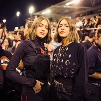 Sama dan Haya sudah aktif di pekan mode internasional sejak berusia 15 tahun. Mereka pun mulai dikenal sejak muncul di acara Paris Fashion Week pada 2008. Foto: Instagram @simihaze