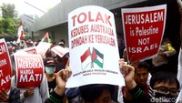 Selain itu, massa juga membawa poster bertuliskan Tolak Kedubes Australia dipindah ke Yerusalem, Palestina Merdeka Harga Mati dan Yerusalem adalah Palestina, Bukan Israel #SavePalestina.