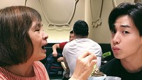 Eits! Kali ini gantian sang ibu yang menyuapi Henry dessert. Family times, tulis Henry di keterangan foto. Foto: Instagram henryl89