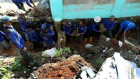 Petugas dari PPSU Kalisari mulai membangun turap yang jebol akibat longsor.