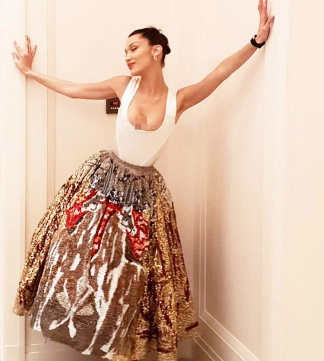 Menghadiri acara makan malam Tag Heuer di Hotel St. Regis, Kuala Lumpur, Malaysia, Bella Hadid tampil seksi dengan rok A-line penuh embellishment dari koleksi couture Farah Khan untuk Spring/Summer 2019. Foto: Instagram/@bellahadid, @farahkhanofficial, @sssworldcorp