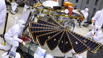 Para engineer memeriksa perangkat tenaga surya agar dapat dioperasikan dengan sempurna. Foto: NASA