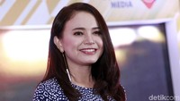 Di acara tersebut Rossa tampak sangat happy. Pool/Palevi S/detikFoto.