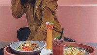 Kini Atries dan Chef Juna memang sudah terbuka dengan hubungan mereka. Lewat akun Instagramnya Atries sering membagikan momennya saat kulineran, ini salah satu pose manisnya dengan makanan. Foto: Instagram @atriesangel