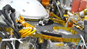 InSight awalnya direncanakan meluncur pada Maret 2016. Namun karena ada masalah teknis yang sulit diatasi, akhirnya ditunda sampai tahun 2018 atau 2 tahun kemudian. Foto: NASA