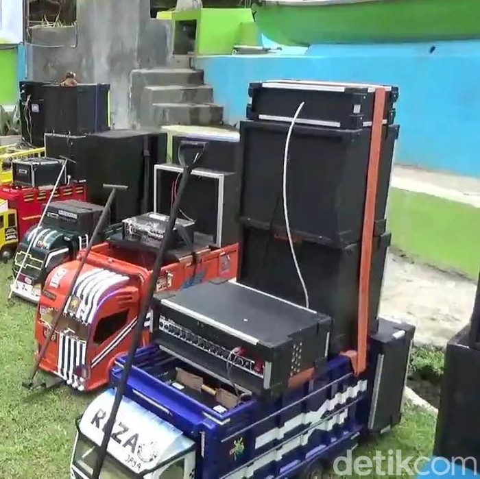 Miniatur truk milik komunitas Cowek Miniature Community (CMC) ini punya sound system keren. Miniatur truk ini pun bisa digunakan untuk kegiatan sosial.