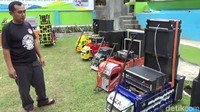 Perangkat sound system tersebut lengkap dengan accu, ampli hingga speaker. Aksesoris lampu hias pun menyala selaras dengan suara sound.