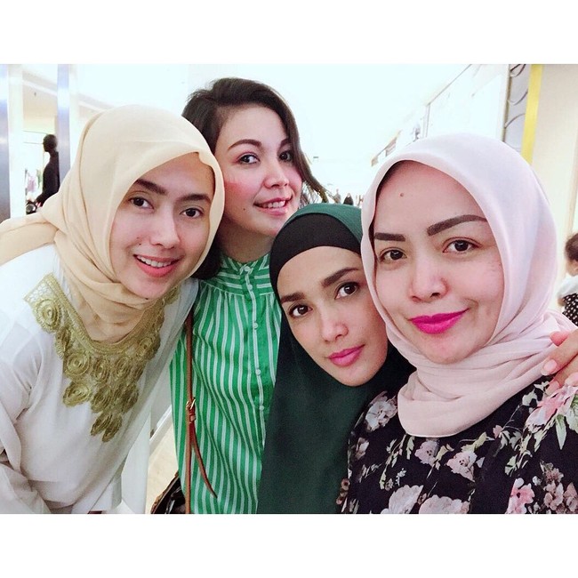 Ussy mengaku masih terus mempelajari agama. Ussy juga dibanjiri pujian netizen yang disebut-sebut makin cantik berhijab. Foto: Instagram Sulistiawaty 