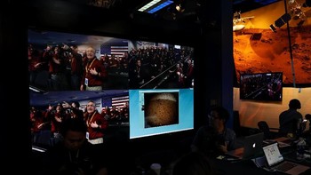 Suasana gembira tampak dari video ruangan mission control di Jet Propulsion Laboratory di California. Foto: Reuters