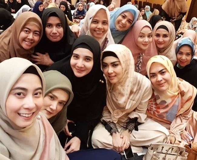 Princess Syahrini juga pernah menghadiri kajian Musyawarah bersama banyak selebriti lainnya. Syahrini yang juga memiliki bisnis scarf ini tampil cantik mengenakan hijab segi empat. Foto: Instagram/nadiahf