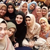 Princess Syahrini juga pernah menghadiri kajian Musyawarah bersama banyak selebriti lainnya. Syahrini yang juga memiliki bisnis scarf ini tampil cantik mengenakan hijab segi empat. Foto: Instagram/nadiahf