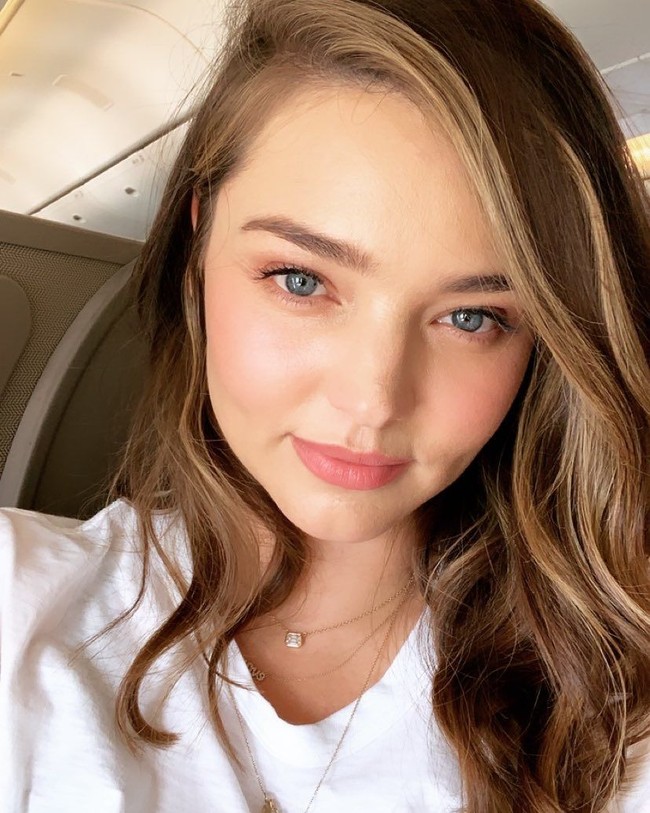 Aku butuh waktu sembilan bulan untuk membesarkan buah hatiku di perut. Jadi butuh waktu yang sama juga untuk merasa nyaman dengan pakaian renang lagi. Bisa lebih, atau bahkan tidak sama sekali, kata Miranda. Foto: Dok. Instagram Miranda Kerr