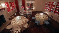 Salah satu ruangan di Gedung Putih dihias dengan tiga replika peralatan makan malam kenegaraan yang sebelumnya pernah digunakan oleh Theodore Roosevelt, John F Kennedy dan Donald Trump.