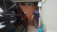 Santer isu settingan di penggerebekan Vicky Prasetyo kepada Angel Lelga. Namun pihak polisi menggelar olah TKP di kediaman Angel Lelga, kemarin Selasa (27/11/2018). Foto: Hanif Hawari/detikHOT