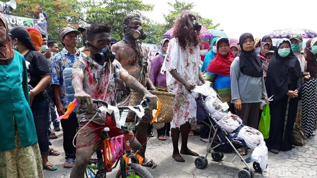 Aksi teatrikal di tengah demo tuntut penutupan PT RUM Sukoharjo. 