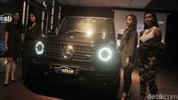 4 Model cantik berpose dengan mobil Mercedes-AMG G 63 Edition 1 yang baru diluncurkan di Jakarta.