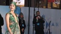 Mantan pasangan Johnny Depp ini tampil dengan gaun panjang bernuansa hijau di acara premiere tersebut. Foto: Tristan Fewings/Getty Images