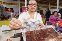 Tulang kerbau yang dipakai sebagai penggaris benang (Aditya/detikTravel)