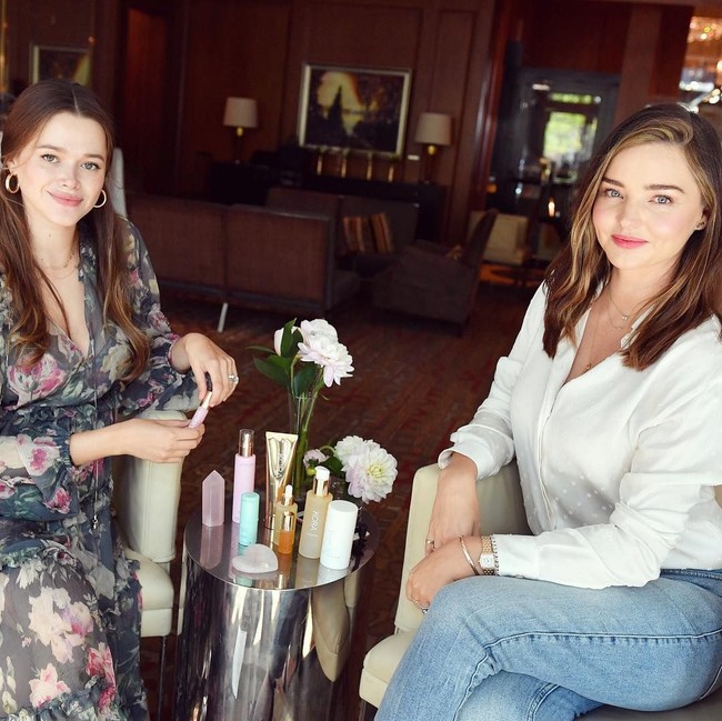 Diakui Miranda, tubuhnya menggemuk pascakelahiran Hart. Tapi menurutnya, penting bagi perempuan agar tidak terlalu menekan demi diri demi mengembalikan bentuk tubuh seperti sebelum mengandung. Kita harus menyayangi diri sendiri, lanjut model yang juga berbisnis kosmetik organik itu. Foto: Dok. Instagram Miranda Kerr