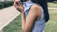 Berlibur ke Paris, rasanya tidak lengkap jika tidak berpose manis di depan menara Eiffel sambil mencicipi kue macarons dan permen berwarna merah muda. Foto: Instagram @atriesangel