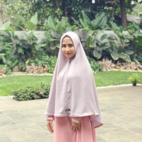 Prilly Latuconsina tampil syari mengenakan khimar panjang. Ia mendapatkan banyak pujian dan doa dari warganet yang berharap Prilly segera istiqomah berhijab. Foto: Instagram Prilly Latuconsina
